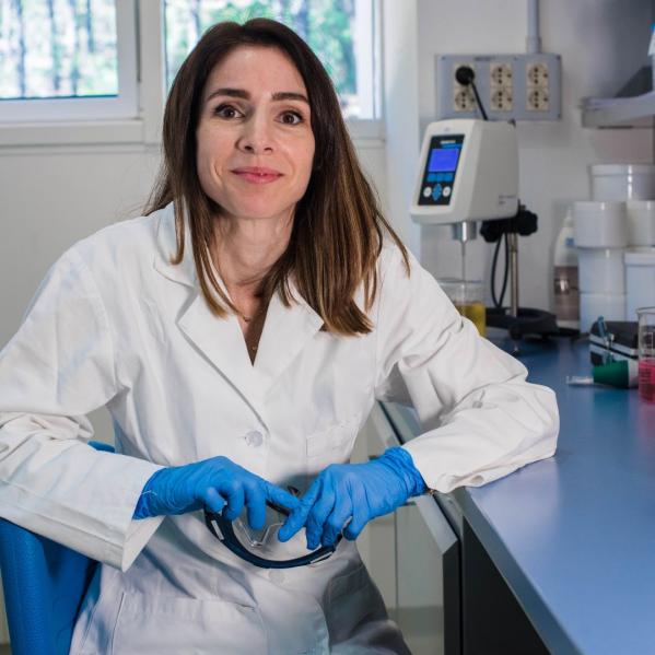 img of a woman working in a lab